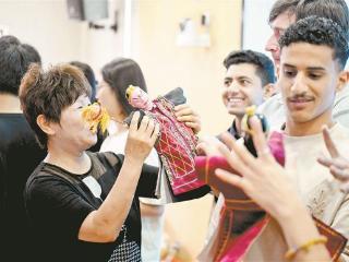 指尖绝活我也来学 集大海外留学生体验非遗木偶戏