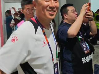 东北超|老友记!王锁龙“潜伏”记者堆,就为堵贾文鹏问句:“啥前儿请我吃饭?”