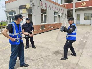 启东吕四港派出所:“蓝背心”队伍筑牢校园安全防线