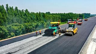 京雄高速二期进入路面施工新阶段