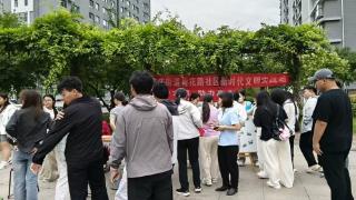 济宁太白湖新区许庄街道荷花路社区开展“粽香送福暖邻里 暖心护航高考路”活动