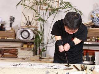 43岁无手画家考上博士,给高考生送上硬核寄语