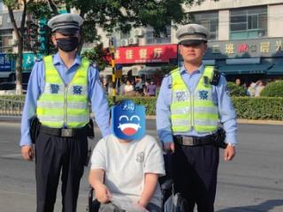 中考女生脚受伤坐轮椅 泗县交警贴心护送赴考场