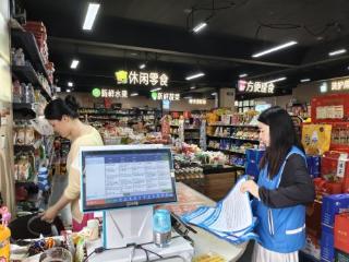 济宁市任城区安居街道胡营社区组织网格员开展“敲门送平安”消防安全知识入户宣传活动