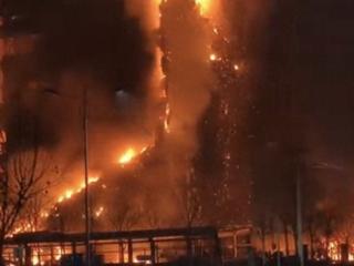 河北阜平一预制菜企业厂房失火，当地：整栋楼都烧没了，无人员伤亡