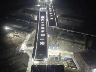 主体建设完成！京雄高速二期上跨京广高铁双幅转体桥成功转体！
