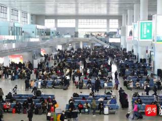 今日午后预计发送旅客350万人次，长三角铁路将迎首波出行客流高峰