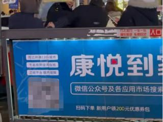 商贩拿板凳砸城管随后被放倒殴打？官方：其被暂扣经营物品情绪失控