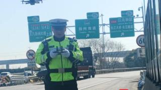 高速集中返程已现大车流，交警提醒驾车勿分神