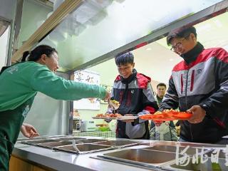 身边有件暖“新”事丨骑手来吃饭，便宜又方便