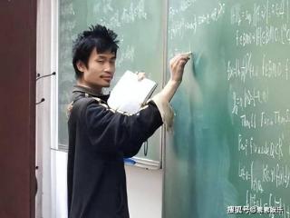 韦东奕的办公室非常简陋，桌上摆着塑料袋，矿泉水瓶一个月才换