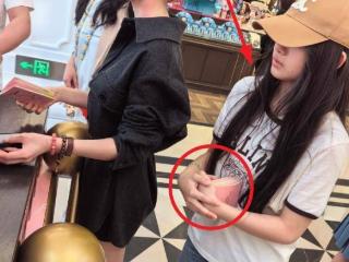 马筱梅妈妈给玥儿煲鸡汤，照料她生活起居，玥儿逐渐脱离大S家人