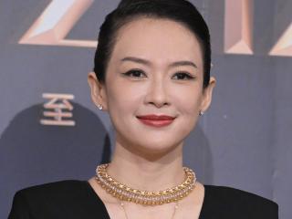 电影之夜红毯尴尬瞬间：主持人嘴瓢，黄晓明抱鸡亮相，众星被绊倒