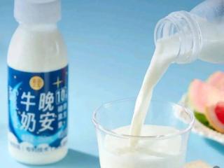 喝晚安牛奶、吃无菌蛋，中产现在比超市抢盐大爷都好忽悠