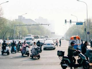 再有钱的北京白领，也得穿“电驴套装”