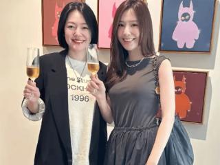 网友分享跟小S合影，笑容灿烂举杯庆祝女儿画展，评论区直接翻车