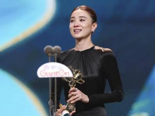 白玉兰奖颁奖礼名场面！杨紫陪跑笑不出来，宋佳关晓彤现场落泪