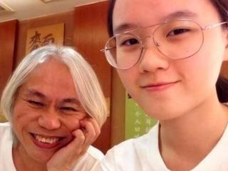 “爷孙恋”李坤城离世2年后，儿子李卓轩怒骂：他把路走死了
