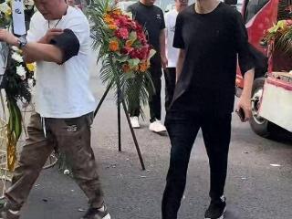 杨少华告别仪式！杨议手捧骨灰盒，四人抬棺送别，杨威哭喊爸爸