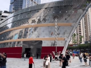 LV新店刷屏，这最丑的单品终于有人嘲了