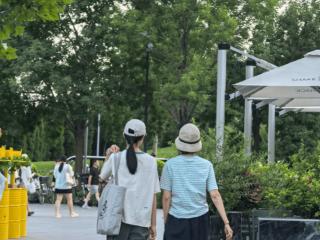 袁泉母女度假，哈哈脸型像爸眼睛随妈很漂亮，夏雨支持女儿当演员