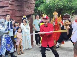 六小龄童亲临景区给现任“孙悟空”授艺