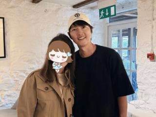 宋仲基英国被偶遇，脸像发酵的面包素颜好糙，与粉丝合影更像素人