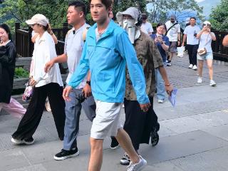 37岁林更新近照太沧桑，皮松脸垮像50岁，网友劝其少熬夜打游戏