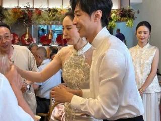 董璇嫁小9岁张维伊再婚敬酒照曝光，佟丽娅关悦都来当伴娘！
