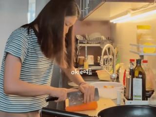 马伊琍大女儿晒暑假生活，跟阿姨学做牛腩煲，厨房不大还有些杂乱