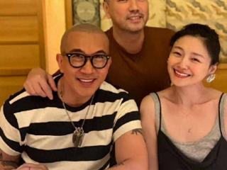 具俊晔身影好悲伤！独自坐在大S墓碑前，一遍遍翻看亡妻照片