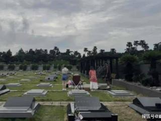 粉丝到墓地祭拜大S，具俊晔礼貌站在一旁，献花时不忍落泪