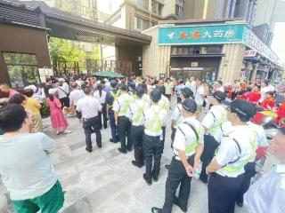 物业公司打起来了，一边撤场一边“抢地盘”