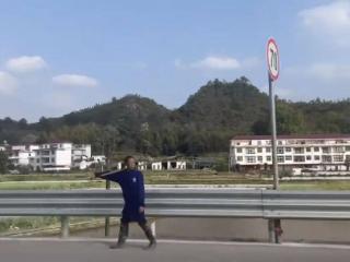 一个上海年轻人被公司“流放”到乡村