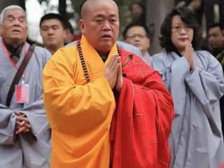 释永信被抓后，少林寺僧院戒备森严，黑衣人把守，方丈室牌匾被摘
