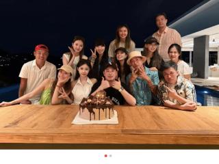 潘玮柏和家人泰国度假，怀抱俩女孩笑得合不拢嘴，女儿露脸太像他