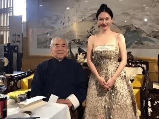 范曾陷入家族内斗！带娇妻去法国看展拒见女儿，徐萌疑似怀孕上位