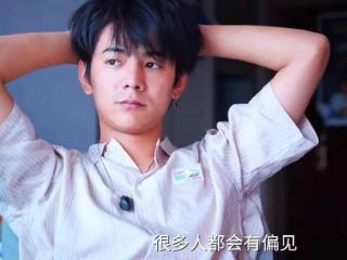 丁真自曝曾遭圈内人歧视，被嘲身上有异味，直言自己像讨饭的