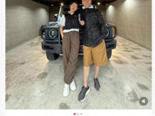68岁葛优买80万越野车，与美女亲切合影，打扮年轻精神佳