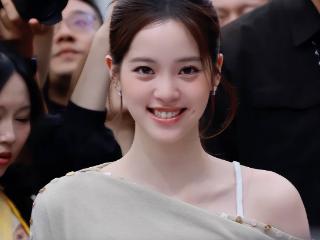 网友拉表！欧阳娜娜转发缺席评论区沦陷，周杰伦蔡依林也遭质问