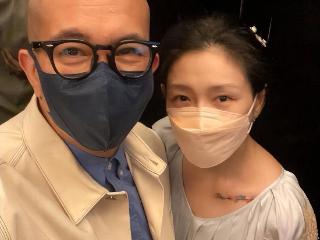 大S的墓碑刻字“永远在一起”，墓地前的草坪已经被踩变颜色