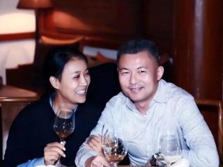那英丈夫出轨对象疑似伪娘！脸型手臂符合男性特征，被嘲太会玩