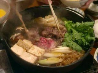 边吃火锅边蹦迪，雇“男模”上岗的餐厅也太拼了