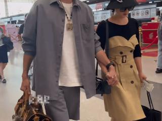 经超夫妇现身机场，小李琳瘦好多看着更年轻，再没人说俩人像母子