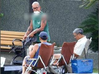 具俊晔祭奠大S，在墓前和朋友跷二郎腿玩手机，看别墅被疑要搬家