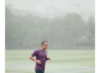 清华晨跑队刘小平去世，年仅51岁，坚持晨跑8年，前一天还在跑步