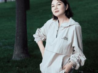 杨天真纽约被偶遇，脖前倾严重还有双下巴，与本人发的照片差别大