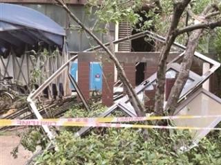 巨大落地玻璃窗掉到楼下 开发商说已过保修期 律师：有质量缺陷仍要承担责任