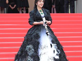 刘晓庆戛纳秀细腰，胸前戴巨型翡翠，74岁梳麻花辫气血好足
