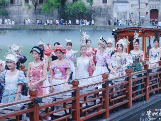 贵州“村T”发布推广曲《千年霓裳》 镇远水上大秀惊艳亮相 Spectacular Water Runway Show Lights Up Zhenyuan